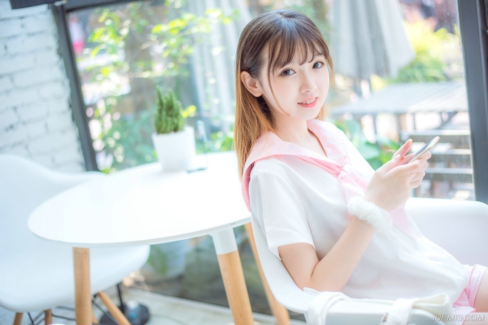 在爱情方面，人类有一大趋势。男人眼里的理想伴侣要像牛奶：越嫩越纯越好：女人眼里的理想伴侣要像奶牛：越壮越强越好，并且能让自己用最少的力挤出最多的奶。